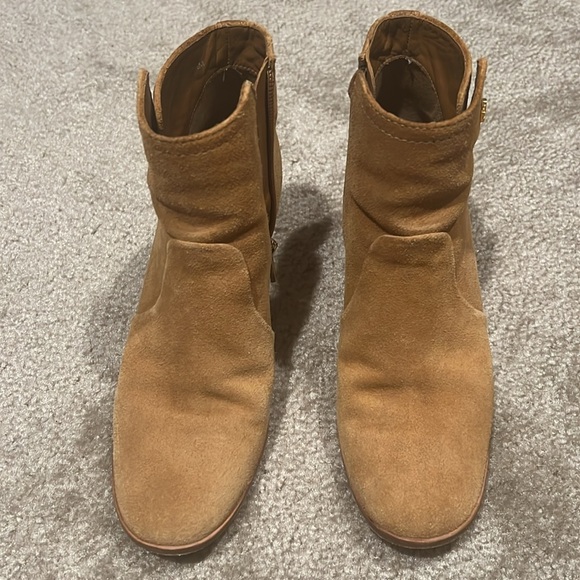 Tory Burch suede ankle boot. - Picture 5 of 16